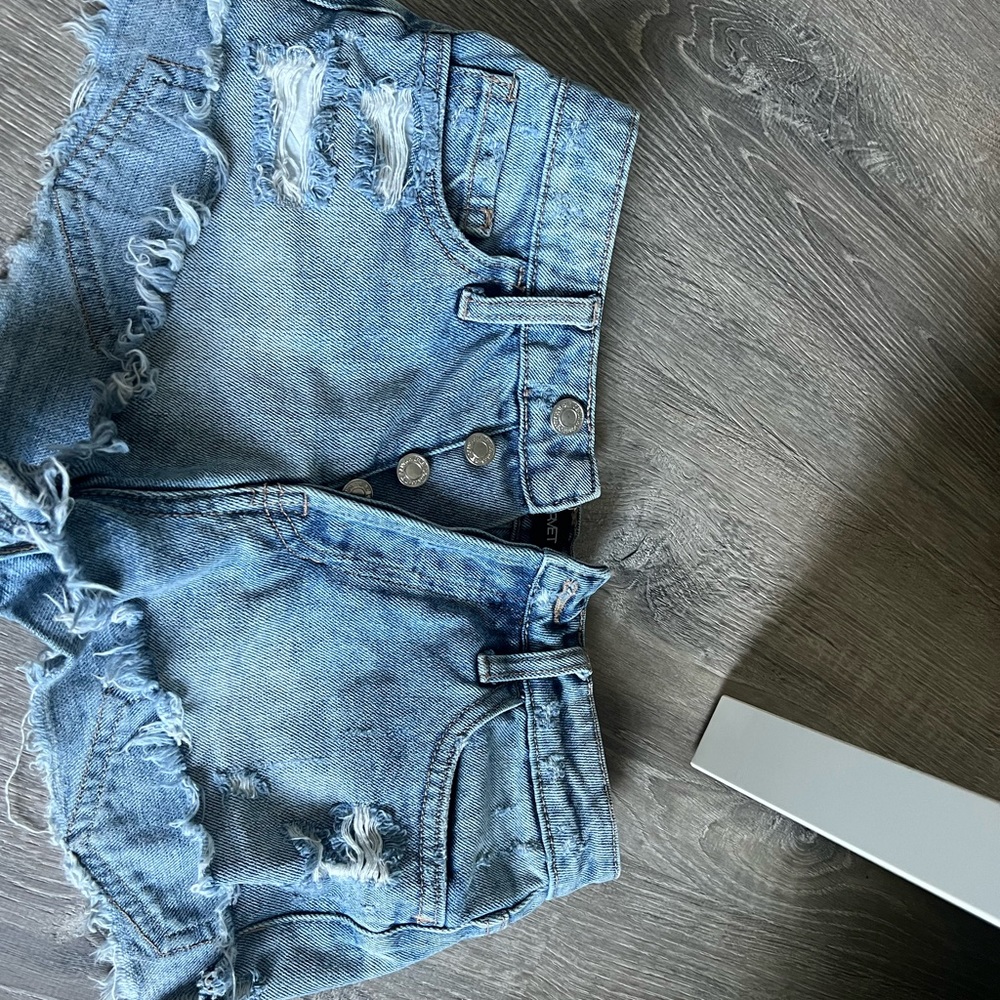Size 24 light wash women’s summer jean shorts - Picture 1 of 3